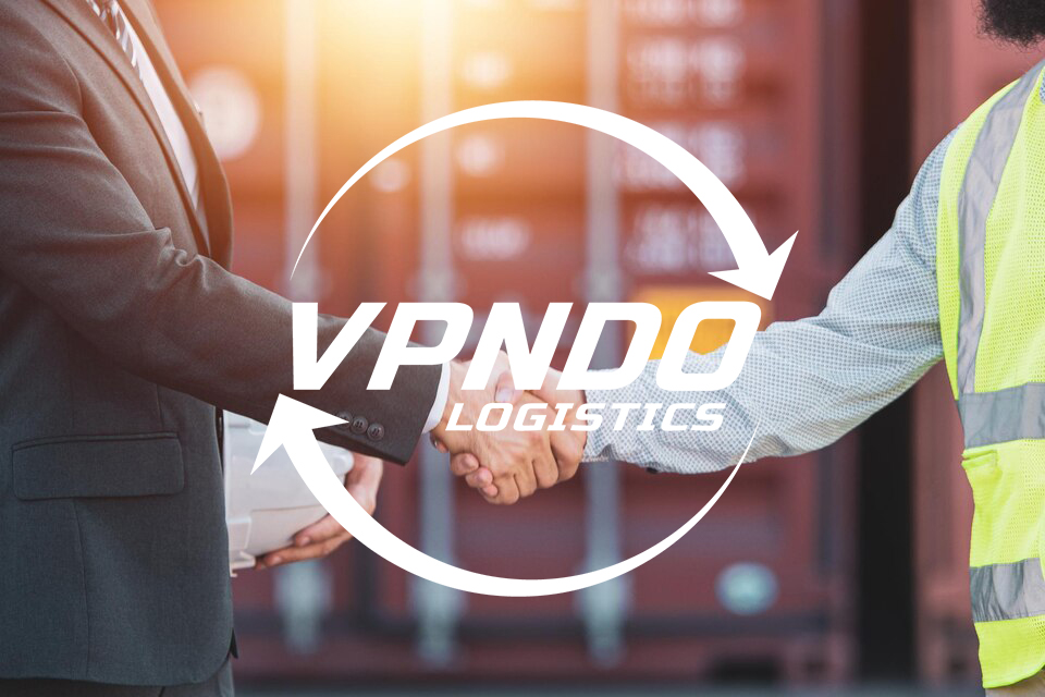 Logo-VPNDOLogistics-Manos-Estrechandose-Puerto-Con-Contenedores